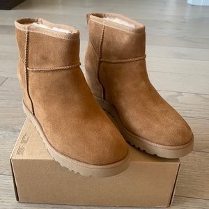 NWT Ugg Boot Classic Femme Mini - Size 8, Chestnut